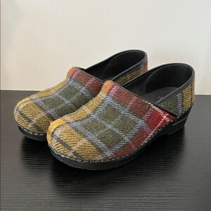 Dansko Plaid Print Multicolor Wool Clogs Size 40 / 10 **Left shoe Damaged**